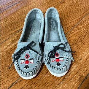 Minnetonka Moccasins with Embroidered Bird Design 8.5